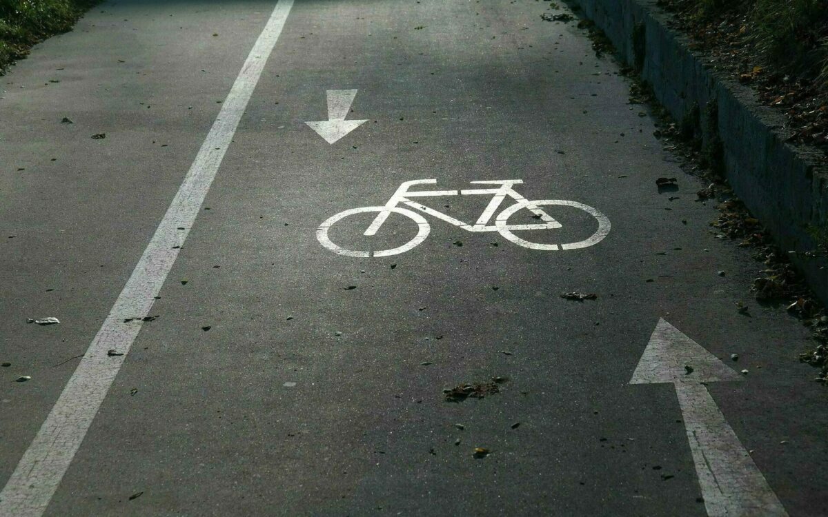 Ein Radweg mit Richtungspfeilen Ein Radweg mit Richtungspfeilen